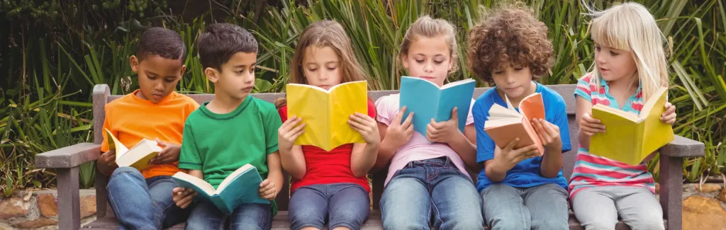 kinder lesen zusammen aus buechern